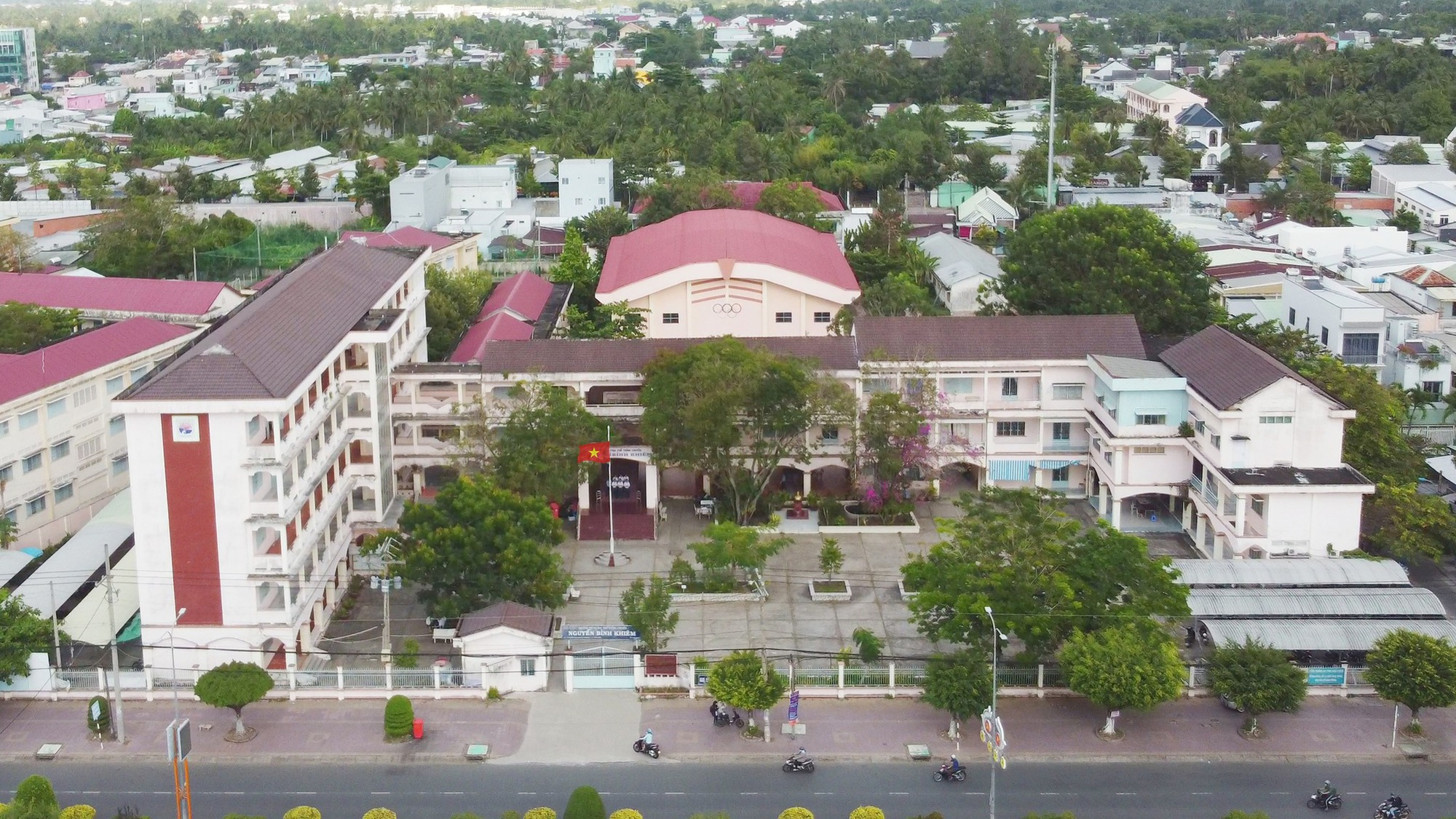 Ng&ocirc;i trường chuy&ecirc;n đầu ti&ecirc;n v&agrave; duy nhất c&oacute; 2 nữ sinh gi&agrave;nh Qu&aacute;n qu&acirc;n Đường L&ecirc;n Đỉnh Olympia- Ảnh 4.