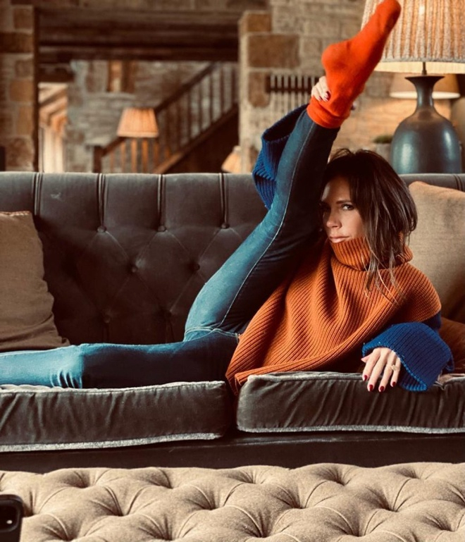 Victoria Beckham xoạc ch&acirc;n 90 độ, con d&acirc;u ngổ ng&aacute;o xoạc gấp đ&ocirc;i: Hơn thua nhau đến cỡ n&agrave;y rồi?- Ảnh 2.