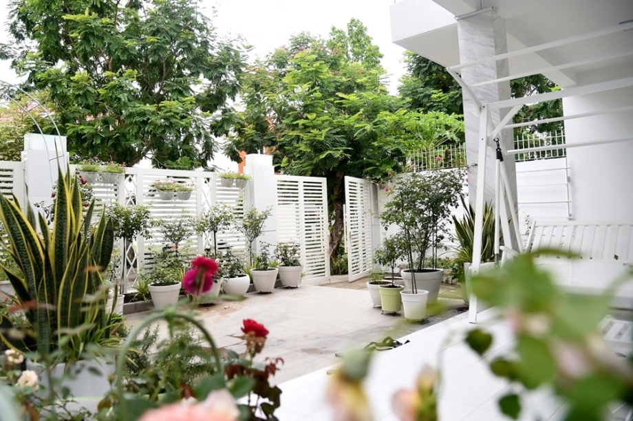 Tuổi 20 của con g&aacute;i 1 NSƯT: L&aacute;i Maybach 8 tỷ, sống trong biệt thự h&agrave;ng trăm m2 giữa TP.HCM, nhan sắc cực h&uacute;t hồn- Ảnh 5.