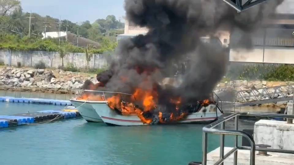 Cano cao tốc bốc ch&aacute;y ng&ugrave;n ngụt tr&ecirc;n bến t&agrave;u, 1 hướng dẫn vi&ecirc;n tử vong tại chỗ- Ảnh 1.