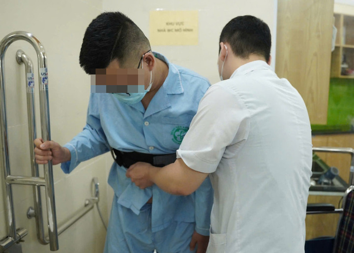 Tuổi 35 v&agrave; cuộc chiến gi&agrave;nh lại đ&ocirc;i ch&acirc;n sau đột quỵ- Ảnh 1.