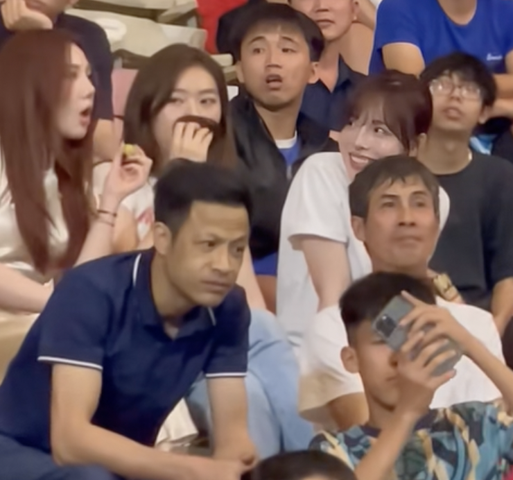 Camera nh&agrave; đ&agrave;i "t&oacute;m d&iacute;nh" hotgirl bắn s&uacute;ng Ph&iacute; Thanh Thảo xinh đẹp đi cổ vũ L&yacute; Đức (U23 Việt Nam), đập tan tin đồn rạn nứt- Ảnh 3.