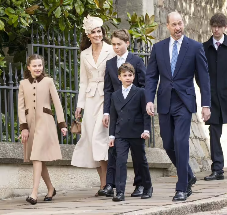 Khoảnh khắc "tan chảy": Vua Charles cưng nựng Ho&agrave;ng tử &uacute;t Louis, cậu b&eacute; tinh nghịch ng&agrave;y n&agrave;o giờ chững chạc đến bất ngờ!- Ảnh 1.