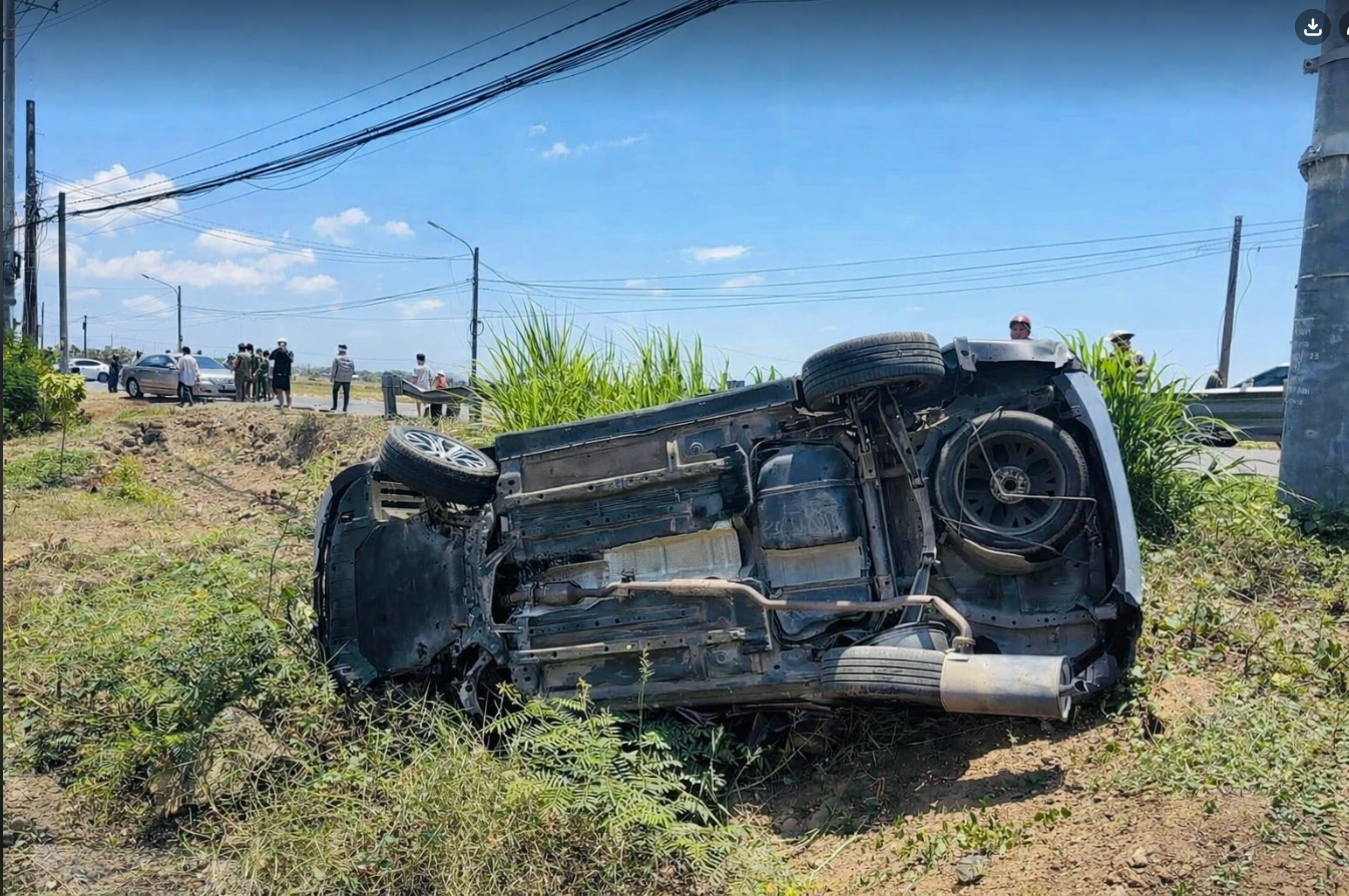 T&agrave;i xế đột quỵ, &ocirc; t&ocirc; chở cả gia đ&igrave;nh lật nh&agrave;o tr&ecirc;n đường ở TP.HCM- Ảnh 1.