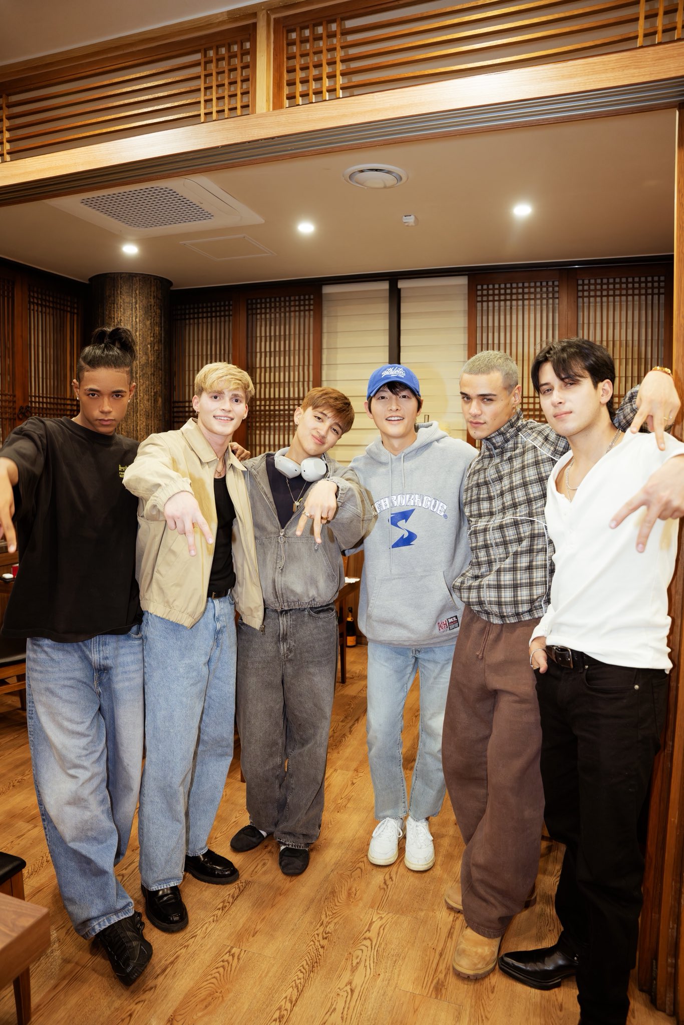 Song Joong Ki lộ diện giữa l&uacute;c hot lại chuyện ly h&ocirc;n Song Hye Kyo, th&aacute;i độ g&acirc;y ch&uacute; &yacute;- Ảnh 1.