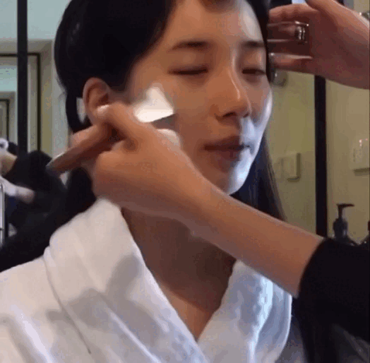 Nhờ 4 lọ kem nền n&agrave;y: Ros&eacute;, Suzy, Jennie... v&agrave; loạt sao H&agrave;n c&oacute; l&agrave;n da mướt m&aacute;t, đẹp đến mức filter mất việc- Ảnh 3.