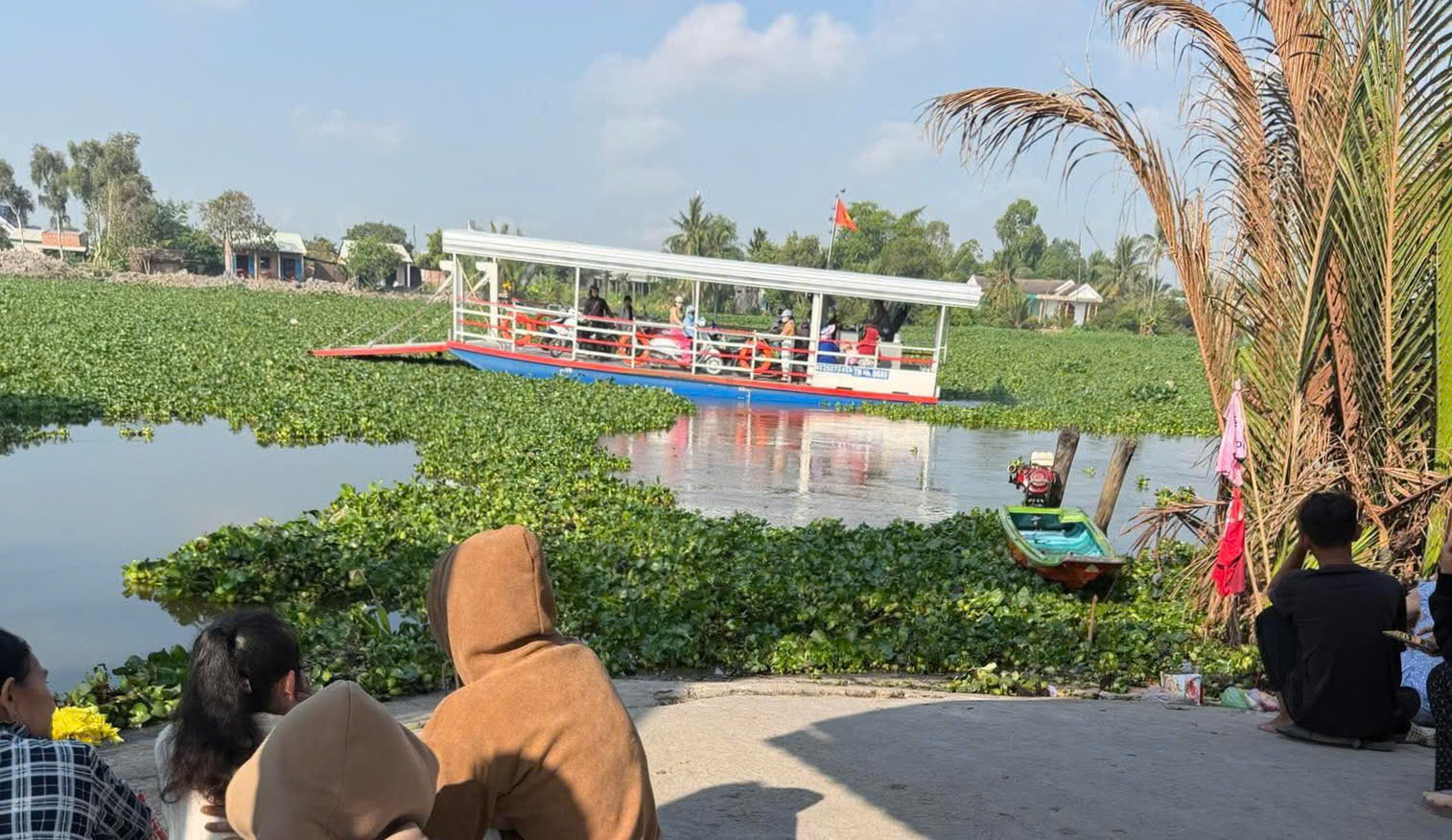 Bàng hoàng phát hiện thi thể 2 trẻ nhỏ trên sông Vàm Cỏ Tây- Ảnh 2. Bàng hoàng phát hiện thi thể 2 trẻ nhỏ trên sông Vàm Cỏ Tây- Ảnh 2.