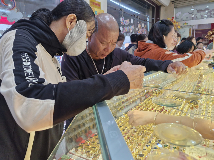 Mỗi lượng v&agrave;ng giảm 1,4 triệu đồng- Ảnh 1.