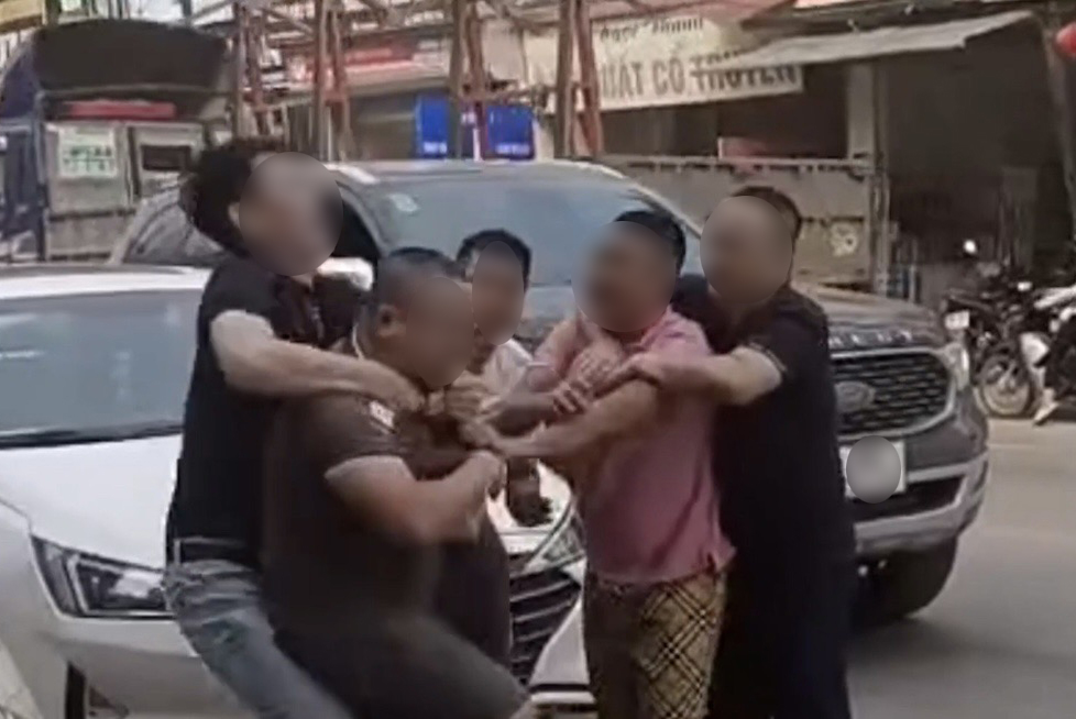 Đ&ocirc;i vợ chồng tố bị nh&oacute;m người "t&aacute;c động" g&atilde;y xương sau va chạm &ocirc; t&ocirc; ở Ph&uacute; Thọ: C&ocirc;ng an v&agrave;o cuộc- Ảnh 1.