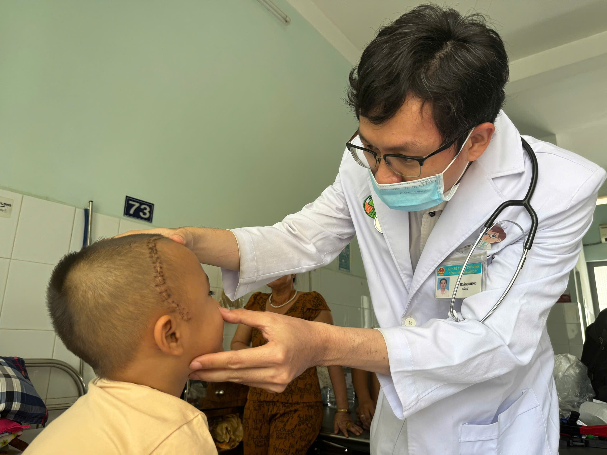 Bác sĩ xuyên đêm mở sọ cứu bé trai bị đạn ná bắn vào mắt- Ảnh 1. Bác sĩ xuyên đêm mở sọ cứu bé trai bị đạn ná bắn vào mắt- Ảnh 1.