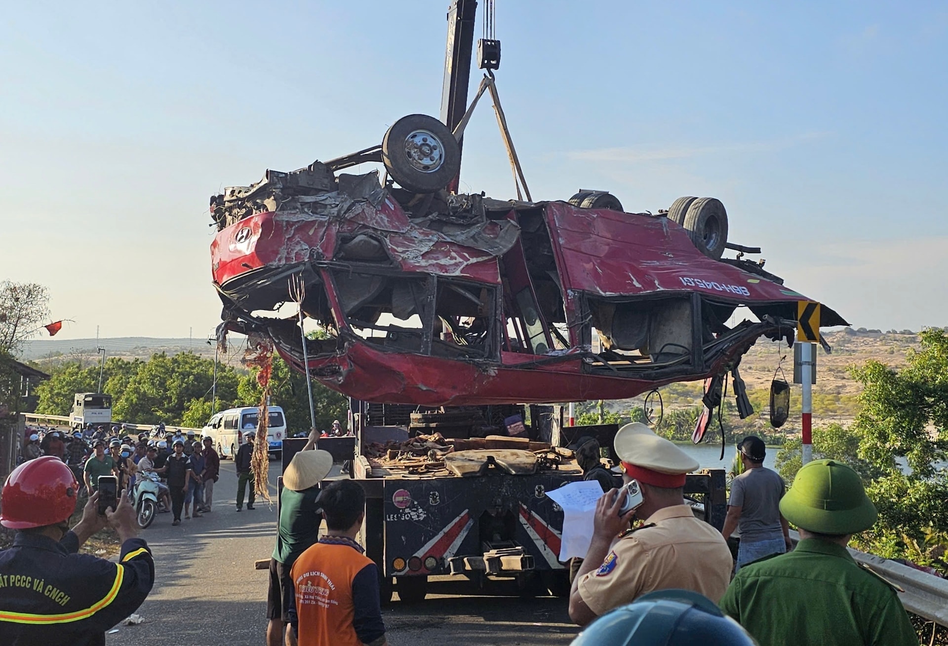 Hiện trường vụ xe khách chở các thợ lặn lao xuống vực, nhiều người thương vong- Ảnh 6. Hiện trường vụ xe khách chở các thợ lặn lao xuống vực, nhiều người thương vong- Ảnh 6.