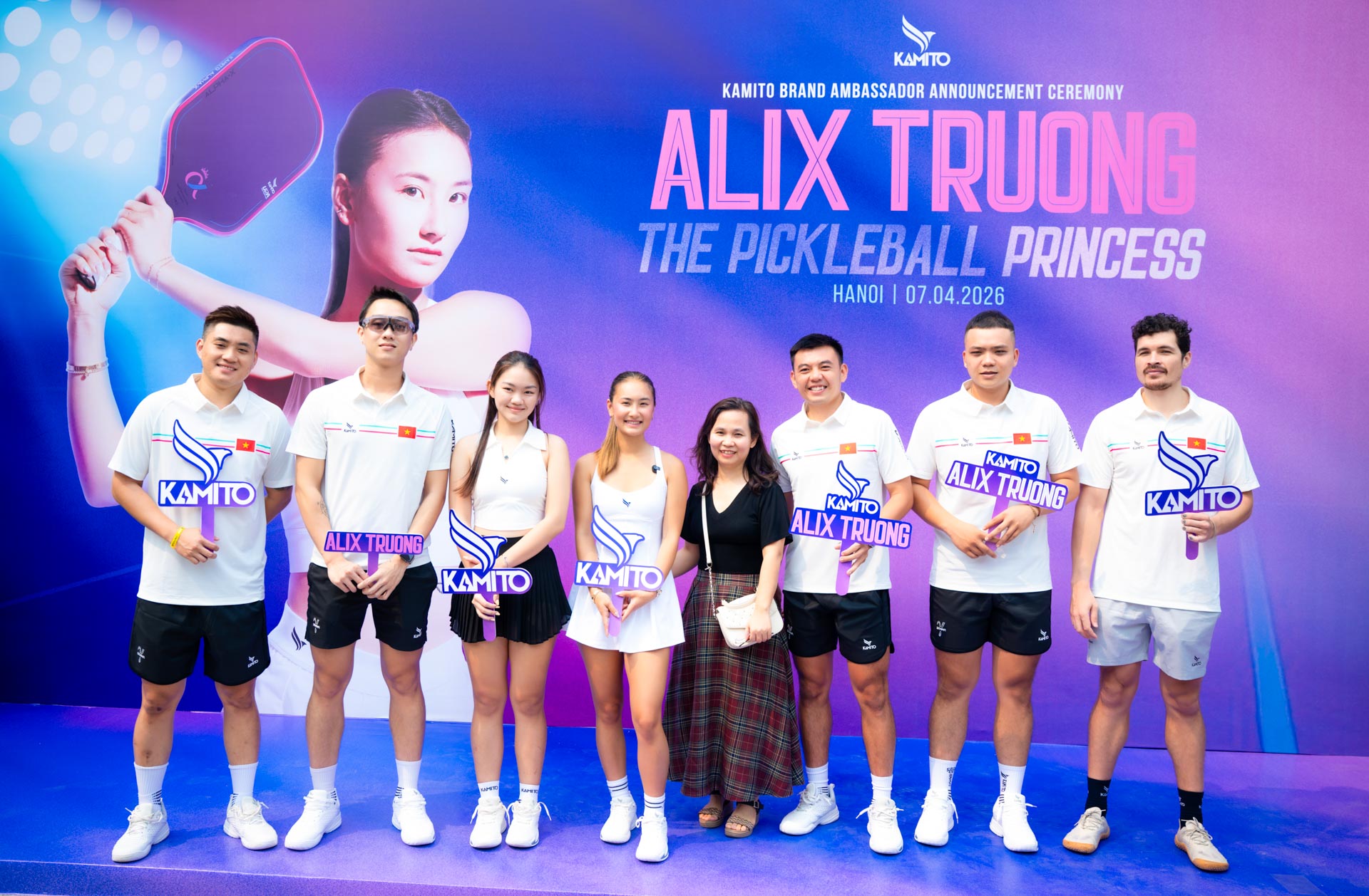 Cận cảnh visual xinh đẹp của "c&ocirc;ng ch&uacute;a pickleball" Alix Trương khi kho&aacute;c cờ Việt Nam đầy tự h&agrave;o- Ảnh 9.