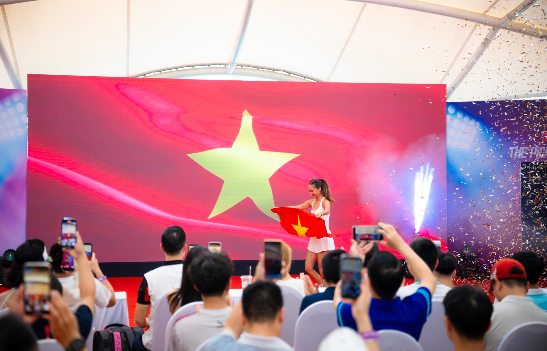 Cận cảnh visual xinh đẹp của "c&ocirc;ng ch&uacute;a pickleball" Alix Trương khi kho&aacute;c cờ Việt Nam đầy tự h&agrave;o- Ảnh 4.