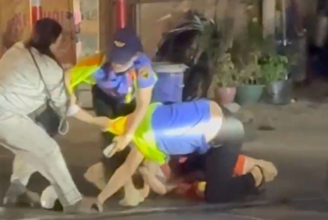 Hai nữ nh&acirc;n vi&ecirc;n g&aacute;c chắn t&agrave;u bị h&agrave;nh hung: "Ch&uacute;ng t&ocirc;i bị đ&aacute;nh đến cho&aacute;ng v&aacute;ng, chỉ biết n&eacute; tr&aacute;nh trong hoảng loạn"- Ảnh 2.