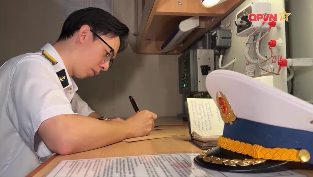 Thượng u&yacute; - Trợ l&yacute; ph&ograve;ng Đối ngoại, Bộ Tham mưu Qu&acirc;n chủng Hải qu&acirc;n g&acirc;y sốt: Gương mặt tuấn t&uacute;, viết chữ đẹp như giấy khen - Ảnh 6.