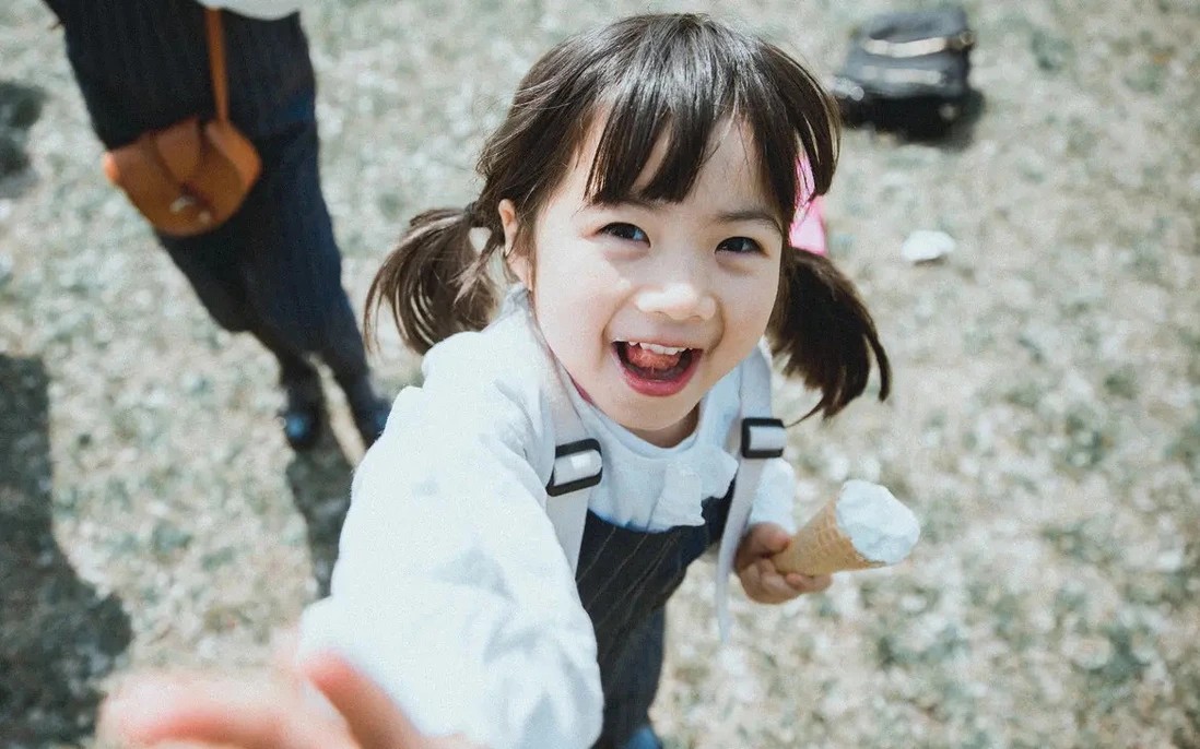 Nếu gia đ&igrave;nh c&oacute; 4 đặc điểm n&agrave;y, xin ch&uacute;c mừng: Bạn đang nu&ocirc;i dạy một đứa trẻ c&oacute; EQ cao- Ảnh 1.