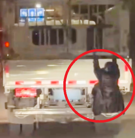 Người phụ nữ đu b&aacute;m lơ lửng sau xe tải của chồng giữa đ&ecirc;m, cảnh tượng lọt tầm ngắm khiến cảnh s&aacute;t lập tức lệnh dừng xe- Ảnh 1.