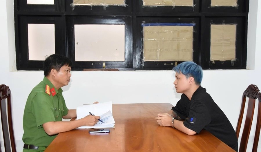 Ph&aacute;t hiện 500 triệu đồng li&ecirc;n tục chuyển v&agrave;o t&agrave;i khoản của thanh ni&ecirc;n SN 1999 trong 1 năm, c&ocirc;ng an v&agrave;o cuộc điều tra l&agrave;m r&otilde;- Ảnh 1.