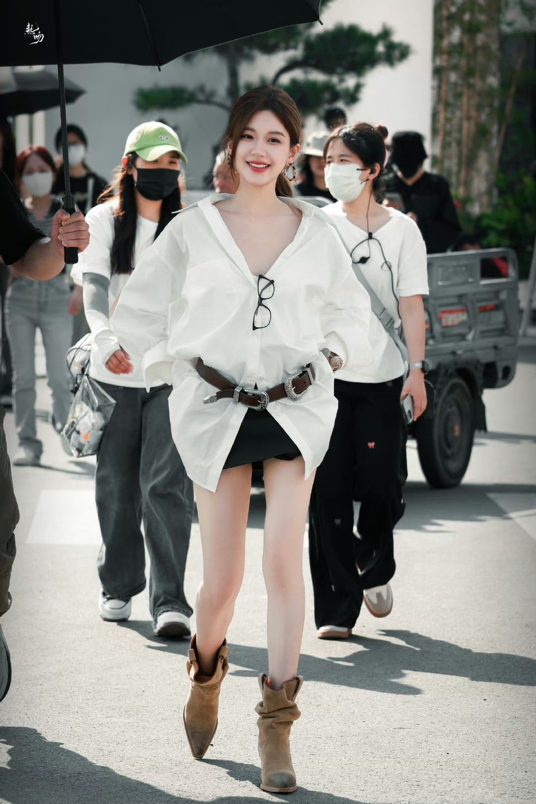 Triệu Lộ Tư kh&ocirc;ng cao nhưng mặc g&igrave; cũng đẹp, đến &aacute;o sơ mi basic cũng "ch&aacute;y h&agrave;ng" theo c&ocirc;- Ảnh 5.