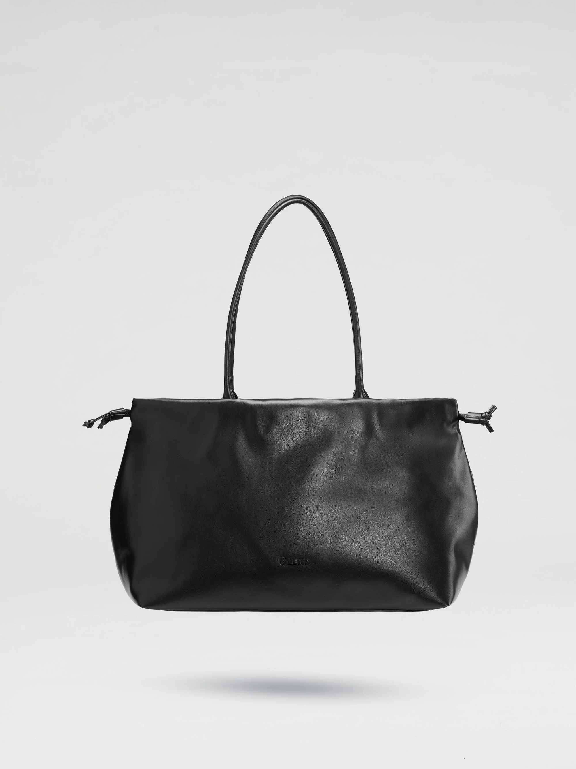 Qu&ecirc;n t&uacute;i hiệu ch&oacute;i lọi đi, 2026 l&agrave; năm của những chiếc t&uacute;i đen "giấu t&ecirc;n" nhưng nh&igrave;n l&agrave; biết người c&oacute; gu!- Ảnh 11.