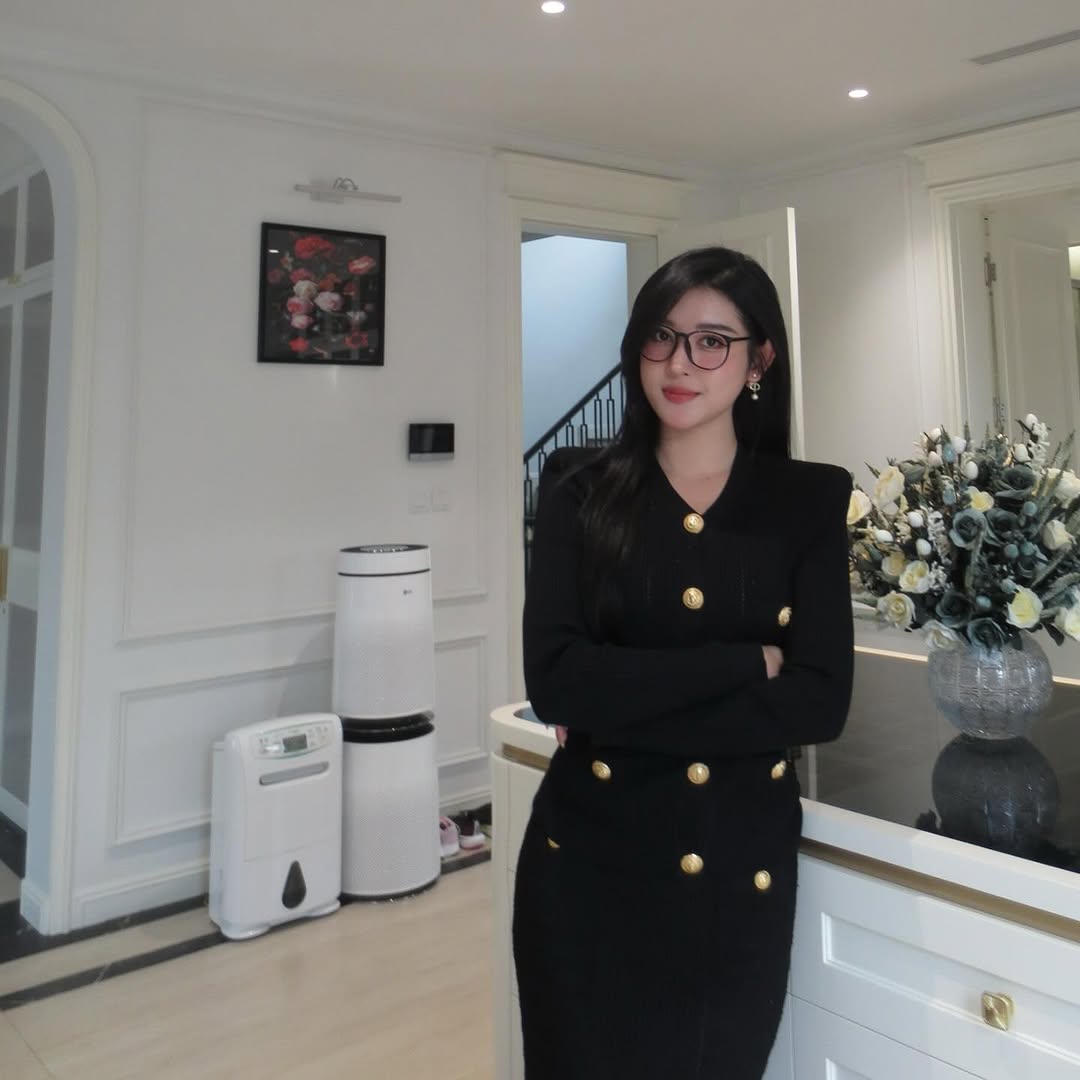 &Aacute; hậu Huyền My "pass đồ hiệu bẩn bẩn": Ở biệt thự 3 tầng triệu đ&ocirc;, g&oacute;c n&agrave;o cũng xa hoa lộng lẫy- Ảnh 13.