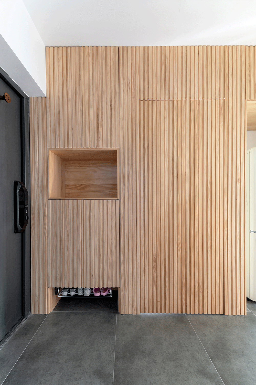 Gia đ&igrave;nh 4 người sống trong căn hộ rộng 36m&sup2; ở khu vực c&oacute; trường học tốt: Kh&ocirc;ng c&oacute; ph&ograve;ng kh&aacute;ch hay ph&ograve;ng ăn nhưng vẫn rất hạnh ph&uacute;c- Ảnh 3.