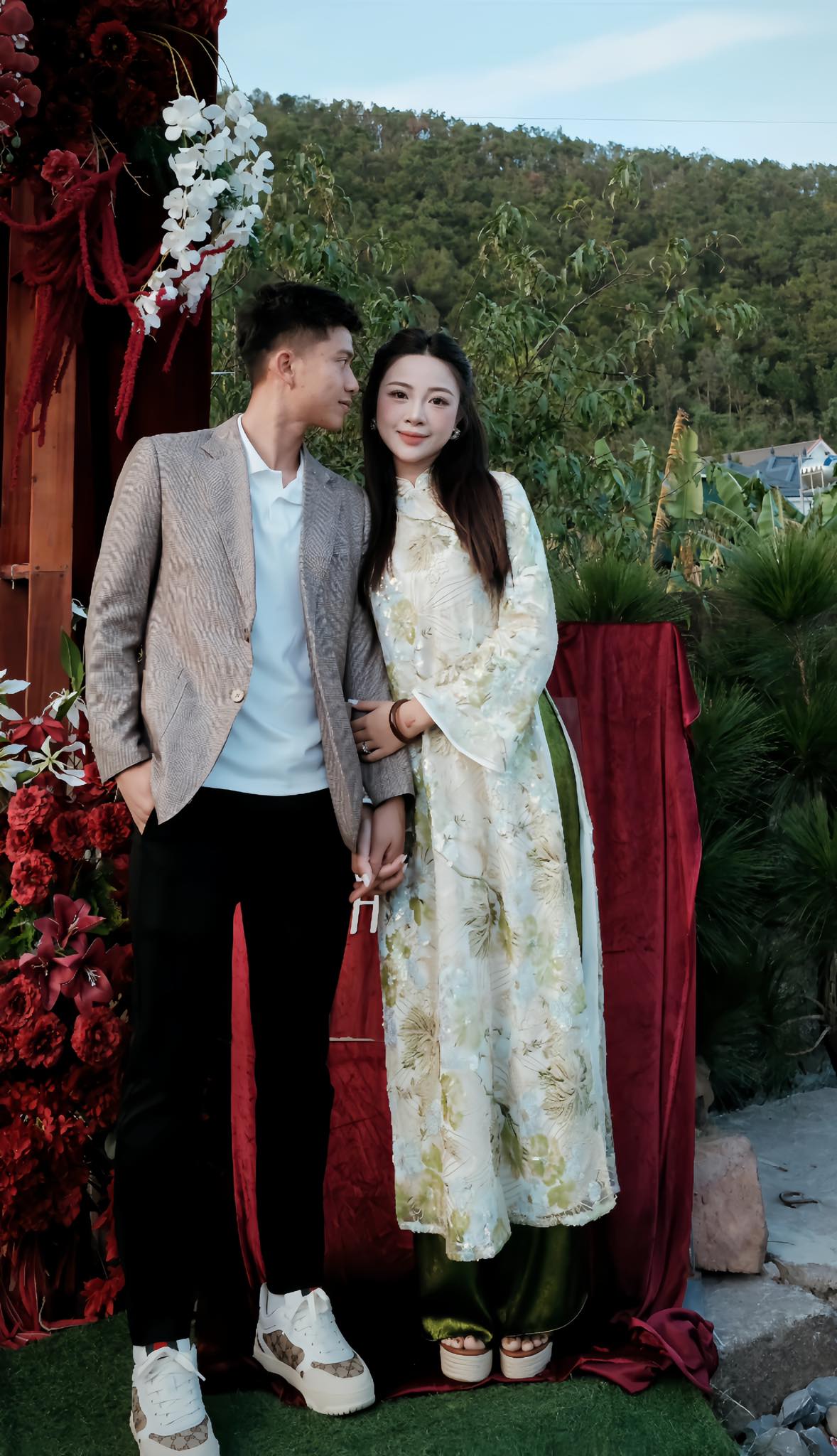 Tuyển thủ Phan Văn Đức và bà xã hotgirl Nghệ An xây biệt thự bề thế, nhìn thiết kế đủ thấy độ sang chảnh, chi phí "khủng"- Ảnh 1. Tuyển thủ Phan Văn Đức và bà xã hotgirl Nghệ An xây biệt thự bề thế, nhìn thiết kế đủ thấy độ sang chảnh, chi phí "khủng"- Ảnh 1.