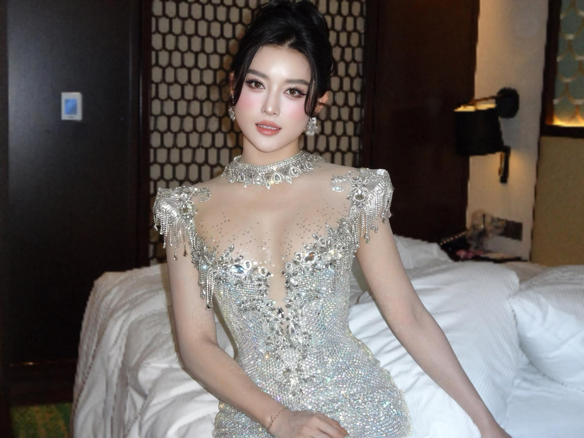 &Aacute; hậu Huyền My thanh l&yacute; gi&agrave;y hiệu nhưng b&ugrave;ng nổ tranh c&atilde;i: 