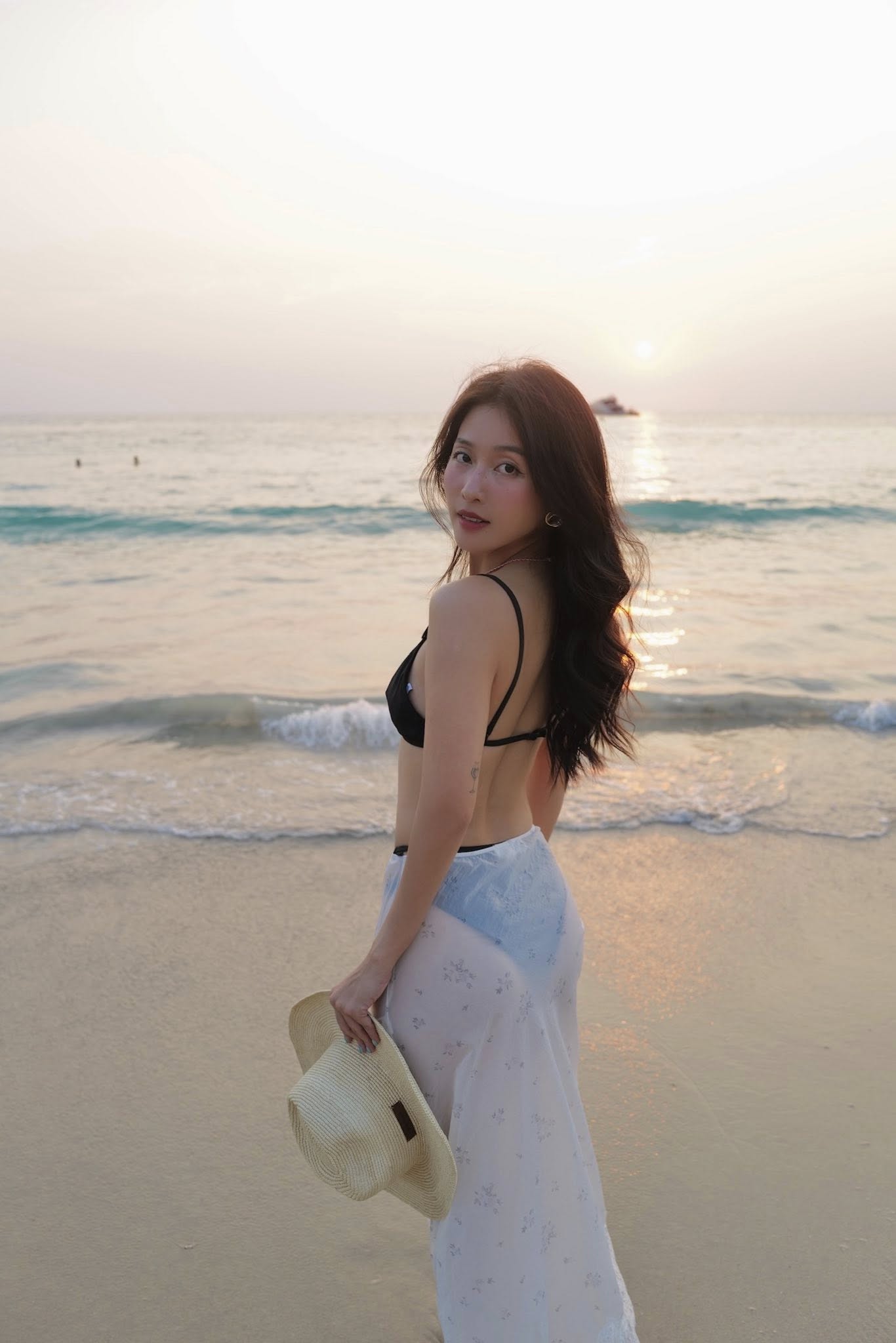 Nắng n&oacute;ng cũng kh&ocirc;ng bằng d&agrave;n mỹ nh&acirc;n 