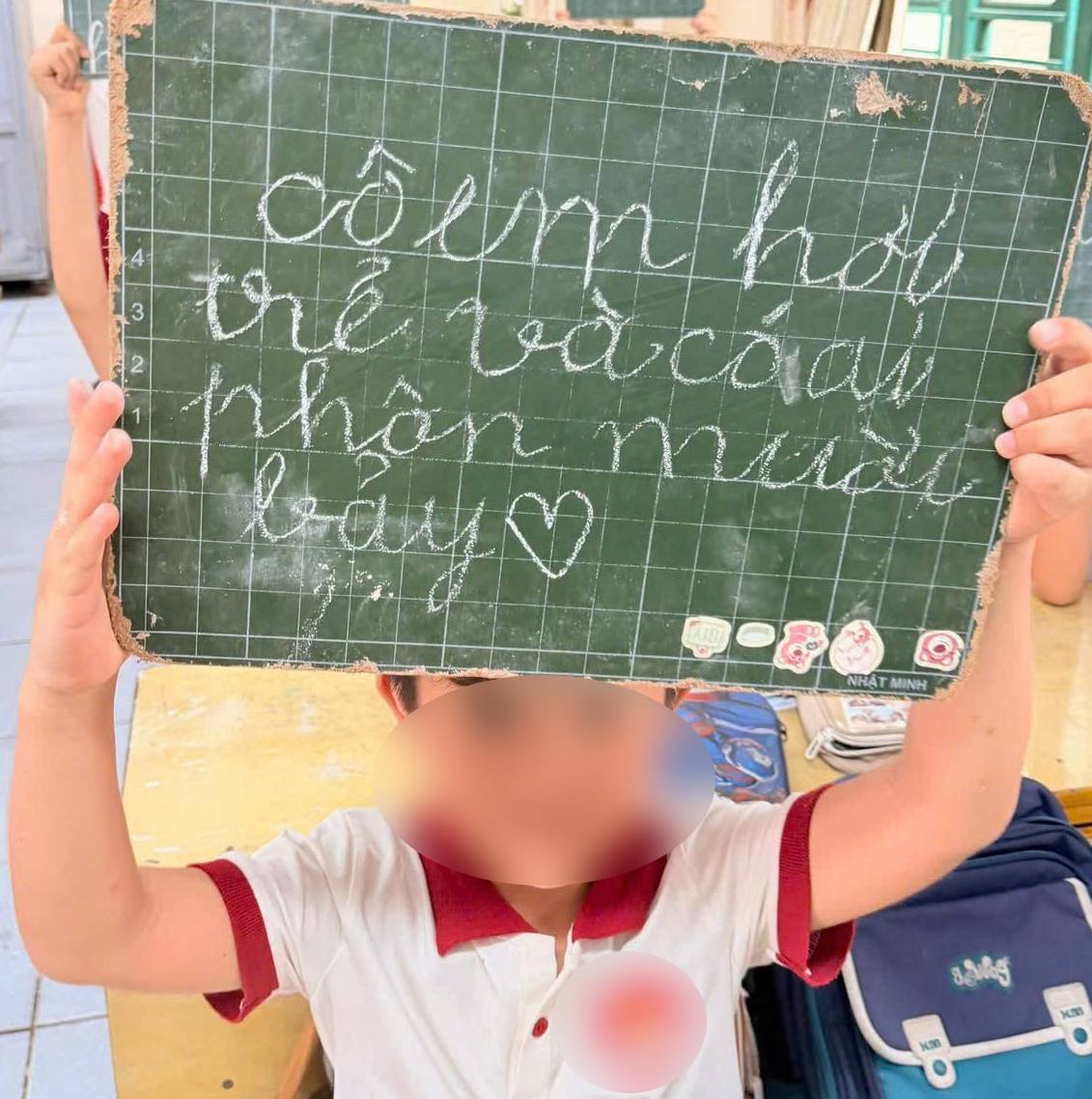 Được yêu cầu viết 1 câu nhận xét về cô giáo, cậu bé viết 1 chữ nhưng bất ngờ là phản ứng của giáo viên- Ảnh 2. Được yêu cầu viết 1 câu nhận xét về cô giáo, cậu bé viết 1 chữ nhưng bất ngờ là phản ứng của giáo viên- Ảnh 2.