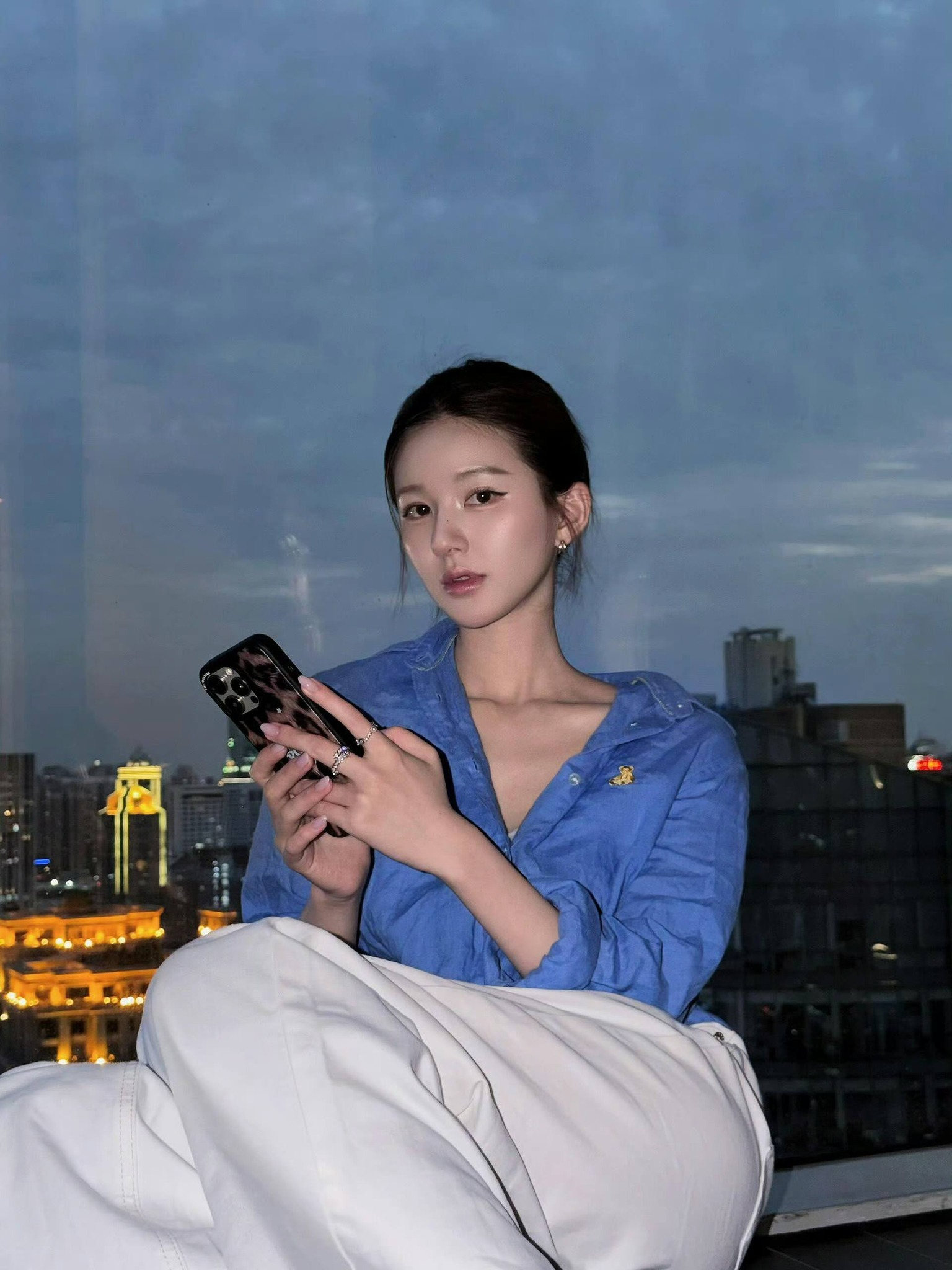 Triệu Lộ Tư kh&ocirc;ng cao nhưng mặc g&igrave; cũng đẹp, đến &aacute;o sơ mi basic cũng "ch&aacute;y h&agrave;ng" theo c&ocirc;- Ảnh 1.