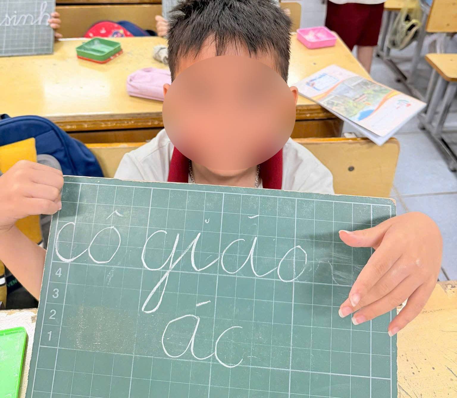 Được yêu cầu viết 1 câu nhận xét về cô giáo, cậu bé viết 1 chữ nhưng bất ngờ là phản ứng của giáo viên- Ảnh 1. Được yêu cầu viết 1 câu nhận xét về cô giáo, cậu bé viết 1 chữ nhưng bất ngờ là phản ứng của giáo viên- Ảnh 1.