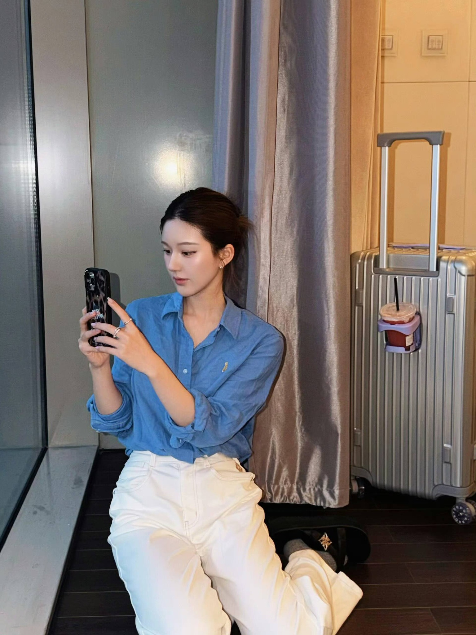 Triệu Lộ Tư kh&ocirc;ng cao nhưng mặc g&igrave; cũng đẹp, đến &aacute;o sơ mi basic cũng "ch&aacute;y h&agrave;ng" theo c&ocirc;- Ảnh 2.