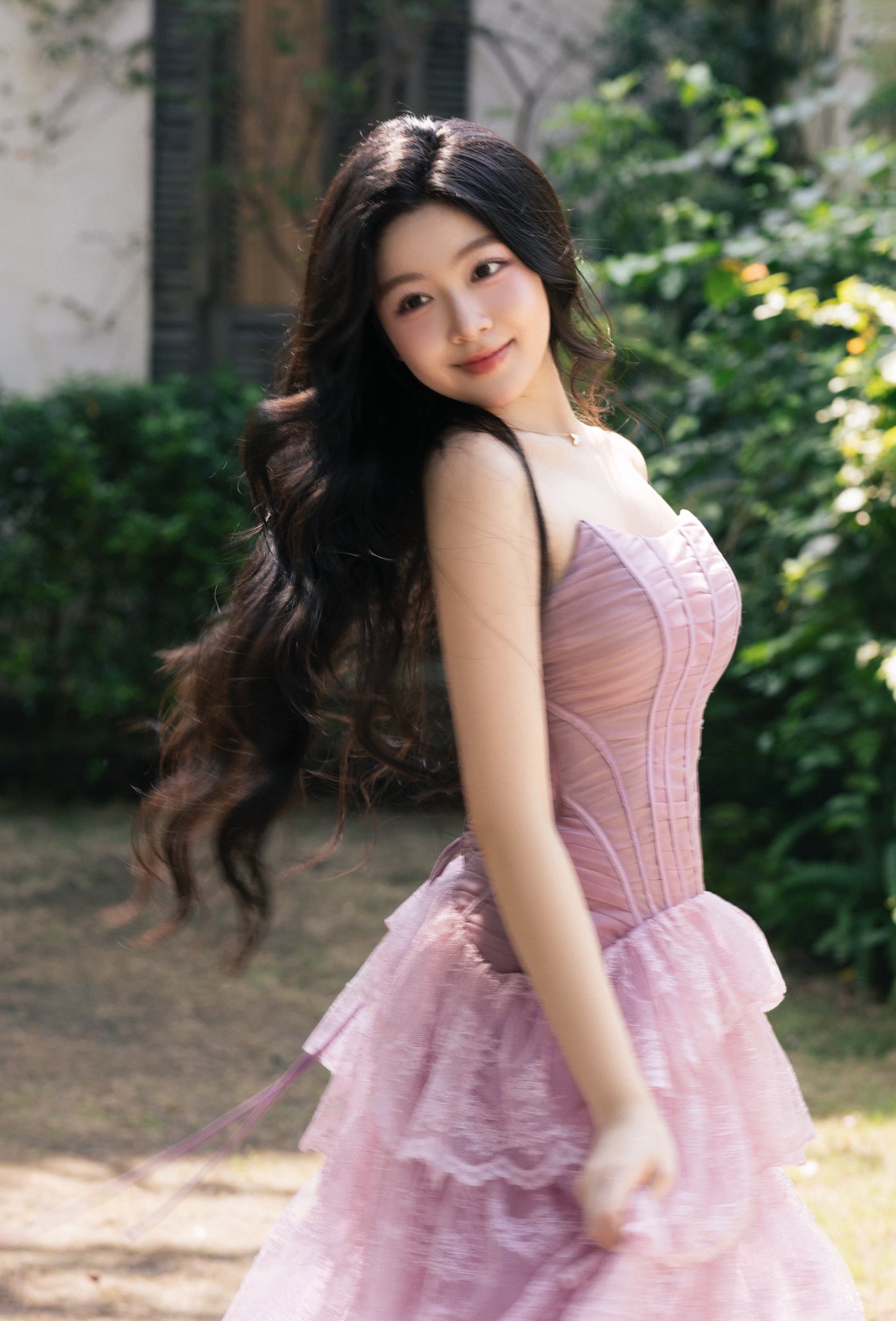 Lọ Lem diện v&aacute;y local brand Việt đ&oacute;n tuổi 20: Visual bừng s&aacute;ng, gặp hoa hoa nở, gặp người người y&ecirc;u- Ảnh 5.