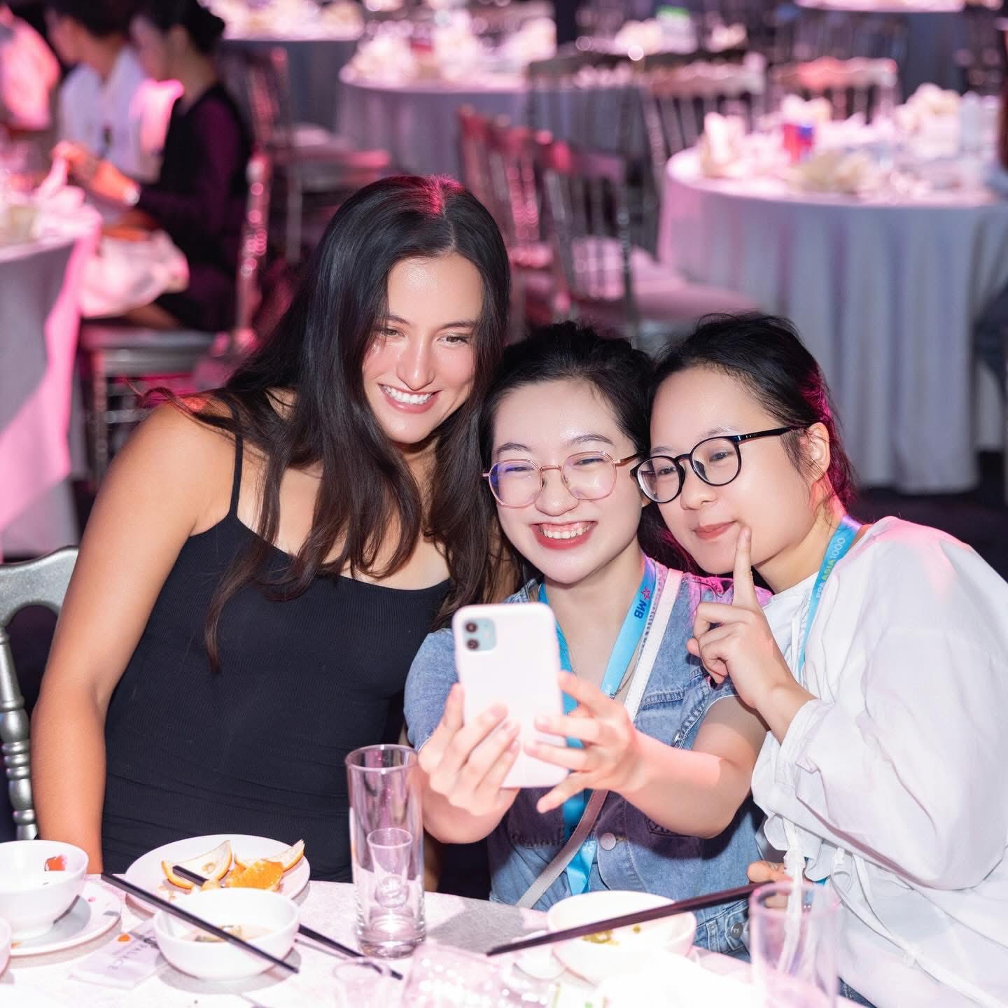 "Nữ ho&agrave;ng pickleball" Anna Leigh Waters "Thu Thuỷ" để mặt mộc dịu d&agrave;ng, "&Aacute;nh Dương" Anna Bright lại ho&aacute; "b&uacute;p b&ecirc; tiệc t&ugrave;ng" cực xinh- Ảnh 6.