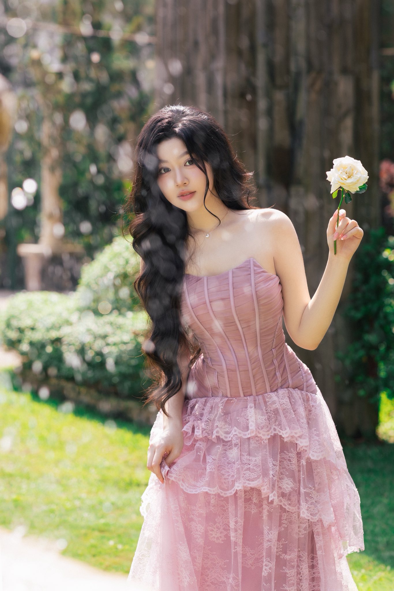 Lọ Lem diện v&aacute;y local brand Việt đ&oacute;n tuổi 20: Visual bừng s&aacute;ng, gặp hoa hoa nở, gặp người người y&ecirc;u- Ảnh 4.