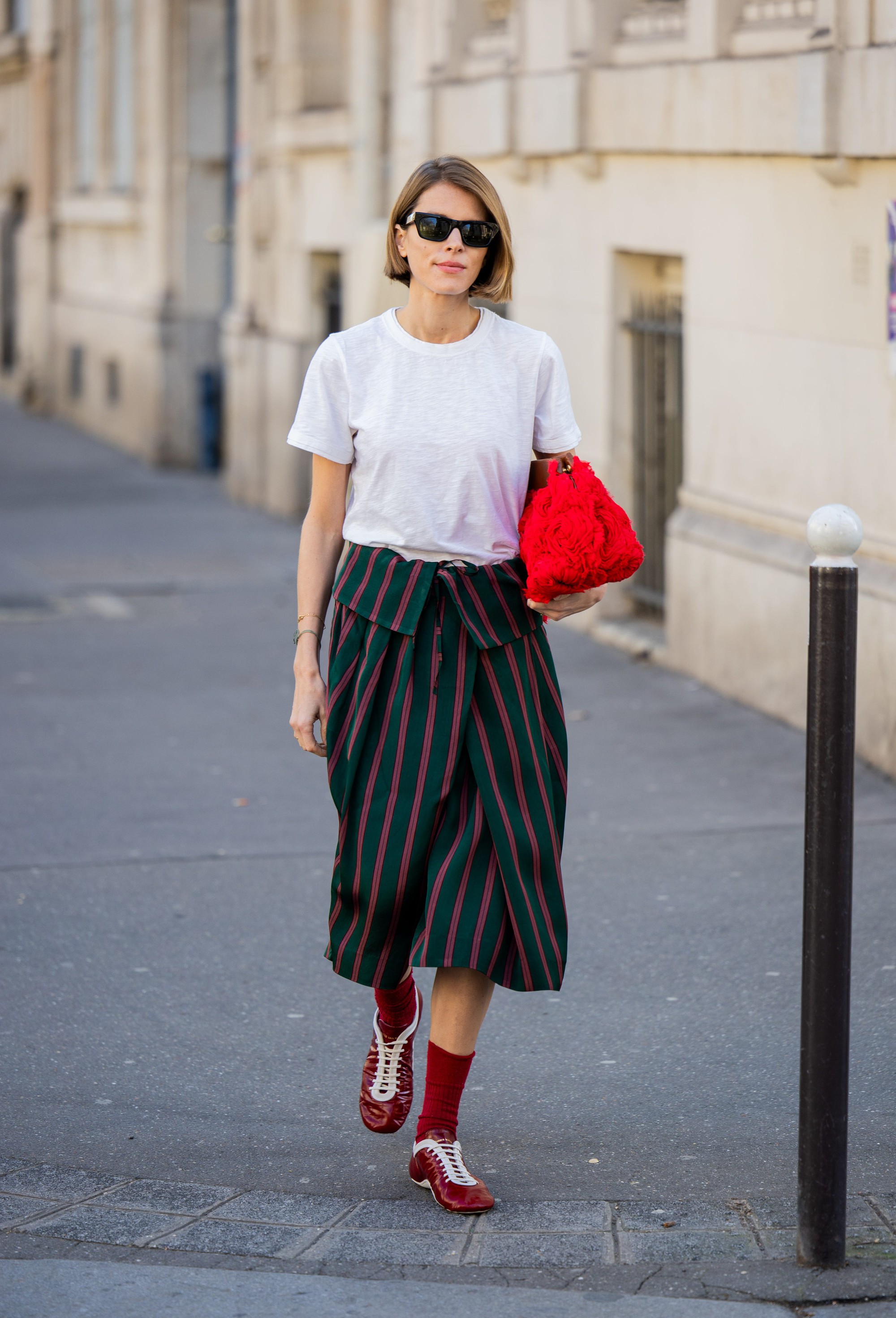 Kh&ocirc;ng phải sneaker trắng, gi&agrave;y v&agrave;ng vintage v&agrave; đế độn mới l&agrave; "ch&acirc;n &aacute;i" gi&uacute;p hội chị em hack d&aacute;ng năm nay- Ảnh 7.