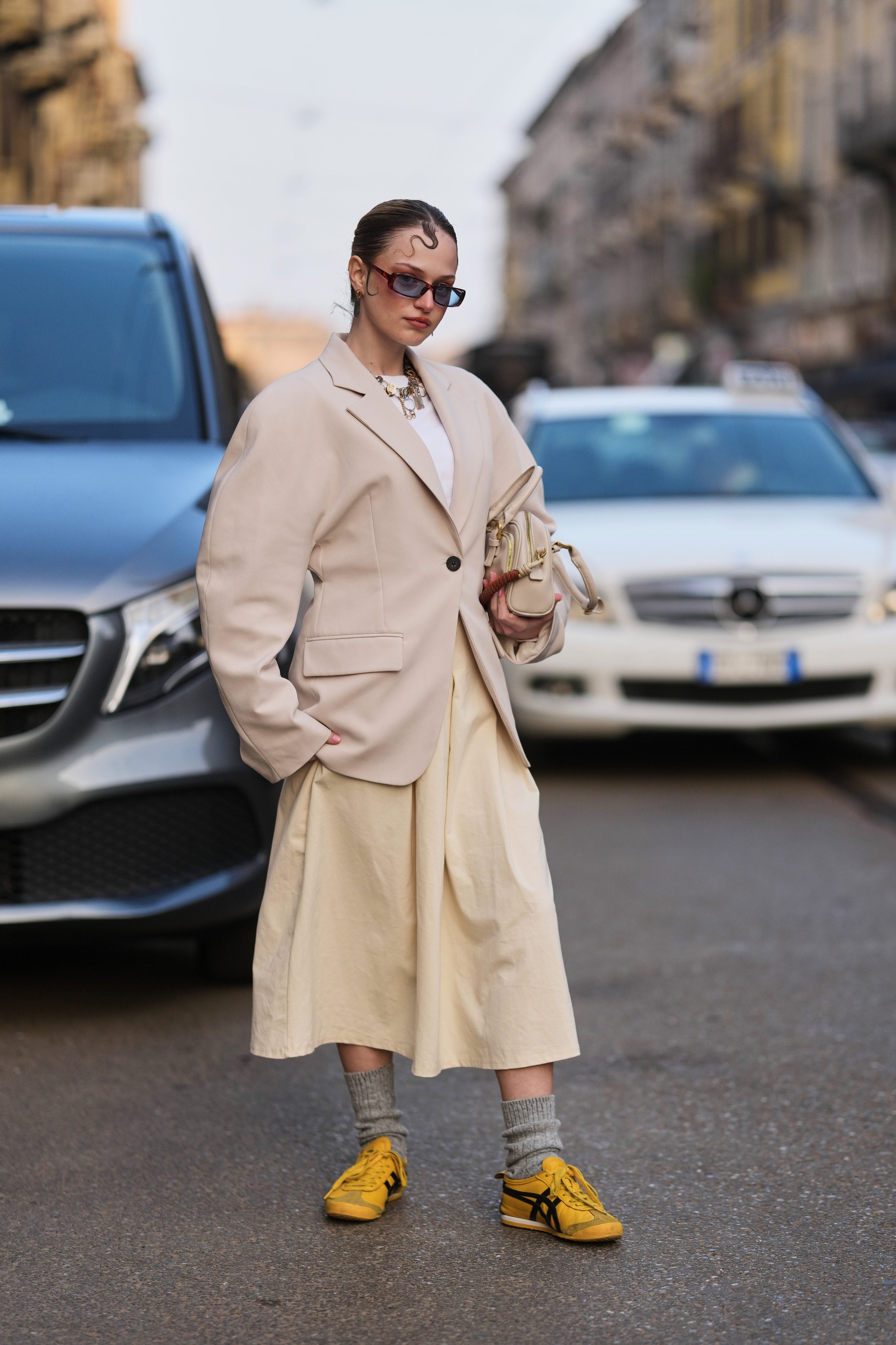 Kh&ocirc;ng phải sneaker trắng, gi&agrave;y v&agrave;ng vintage v&agrave; đế độn mới l&agrave; "ch&acirc;n &aacute;i" gi&uacute;p hội chị em hack d&aacute;ng năm nay- Ảnh 1.