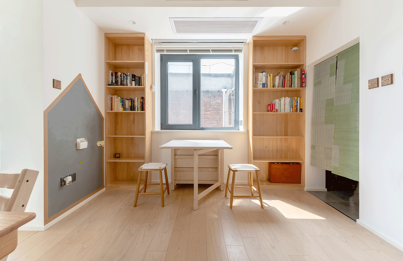 Gia đ&igrave;nh 4 người sống trong căn hộ rộng 36m&sup2; ở khu vực c&oacute; trường học tốt: Kh&ocirc;ng c&oacute; ph&ograve;ng kh&aacute;ch hay ph&ograve;ng ăn nhưng vẫn rất hạnh ph&uacute;c- Ảnh 11.