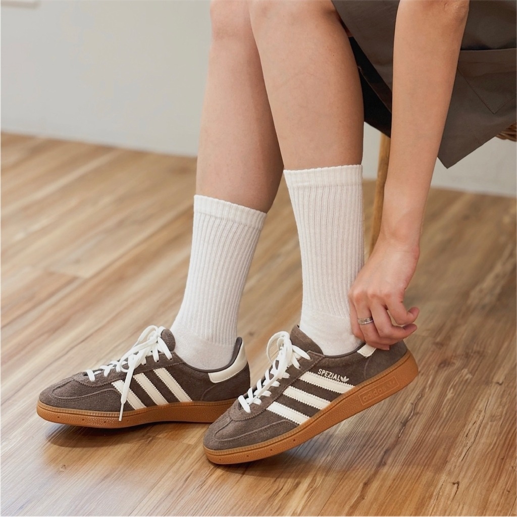 Kh&ocirc;ng phải sneaker trắng, gi&agrave;y v&agrave;ng vintage v&agrave; đế độn mới l&agrave; "ch&acirc;n &aacute;i" gi&uacute;p hội chị em hack d&aacute;ng năm nay- Ảnh 5.