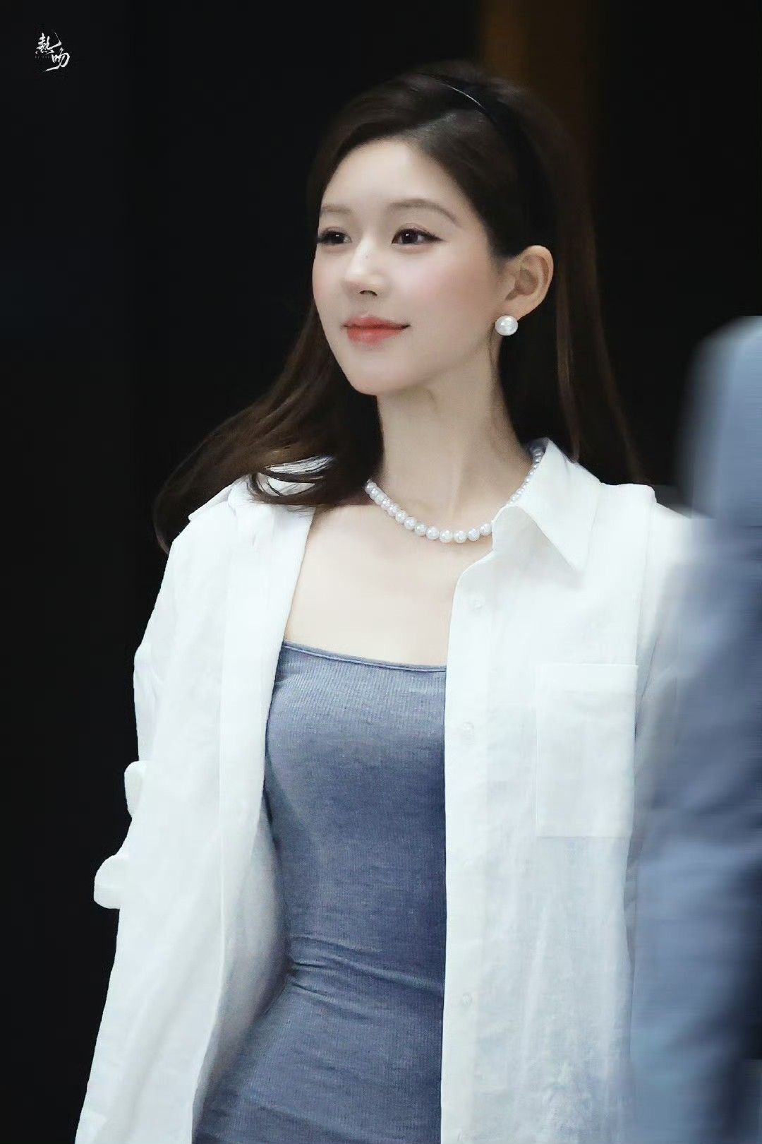 Triệu Lộ Tư kh&ocirc;ng cao nhưng mặc g&igrave; cũng đẹp, đến &aacute;o sơ mi basic cũng "ch&aacute;y h&agrave;ng" theo c&ocirc;- Ảnh 7.