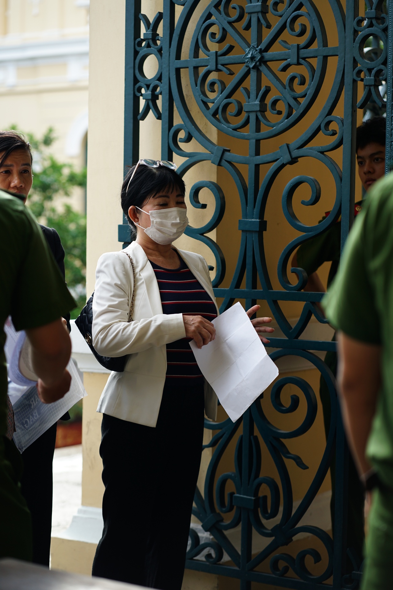 Những h&igrave;nh ảnh của cựu CEO Quốc Cường Gia Lai Nguyễn Thị Như Loan tại phi&ecirc;n to&agrave; s&aacute;ng nay- Ảnh 5.