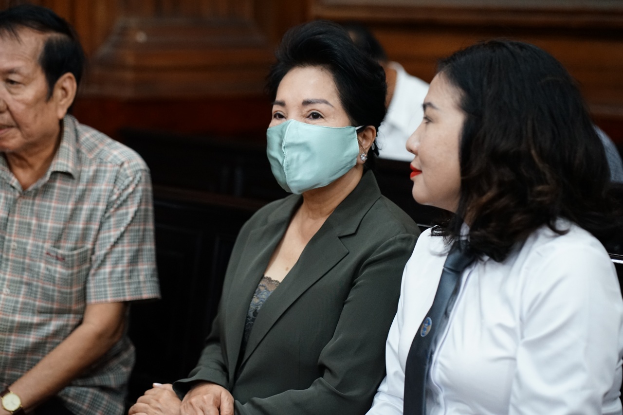 Những h&igrave;nh ảnh của cựu CEO Quốc Cường Gia Lai Nguyễn Thị Như Loan tại phi&ecirc;n to&agrave; s&aacute;ng nay- Ảnh 1.