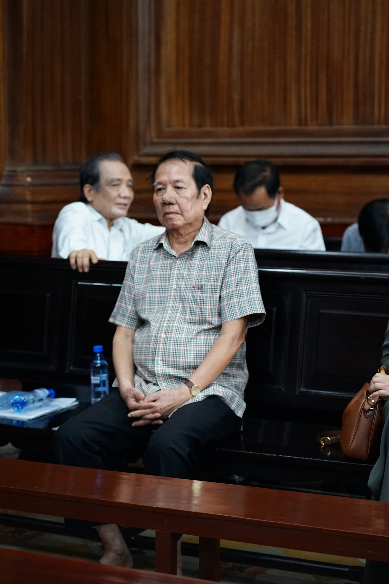 Những h&igrave;nh ảnh của cựu CEO Quốc Cường Gia Lai Nguyễn Thị Như Loan tại phi&ecirc;n to&agrave; s&aacute;ng nay- Ảnh 4.