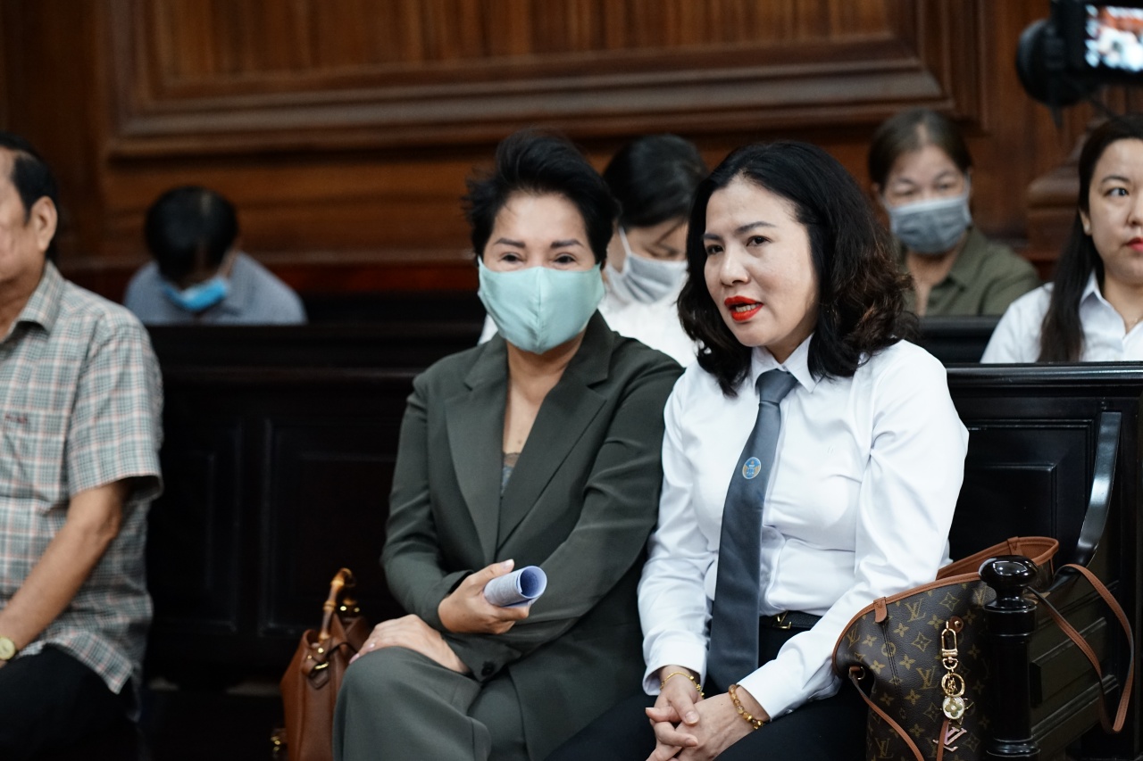 Những h&igrave;nh ảnh của cựu CEO Quốc Cường Gia Lai Nguyễn Thị Như Loan tại phi&ecirc;n to&agrave; s&aacute;ng nay- Ảnh 3.