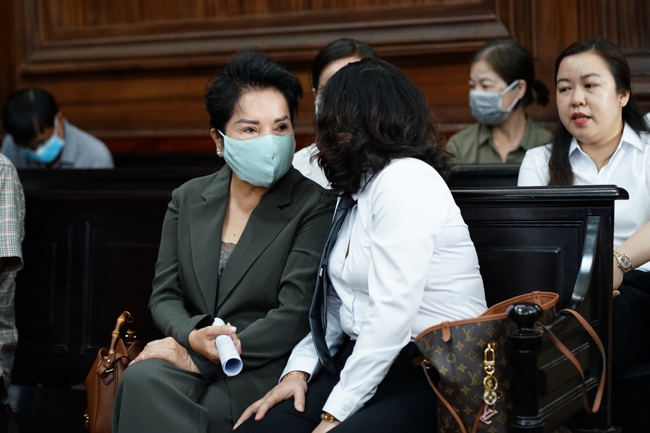 Những h&igrave;nh ảnh của cựu CEO Quốc Cường Gia Lai Nguyễn Thị Như Loan tại phi&ecirc;n to&agrave; s&aacute;ng nay- Ảnh 2.