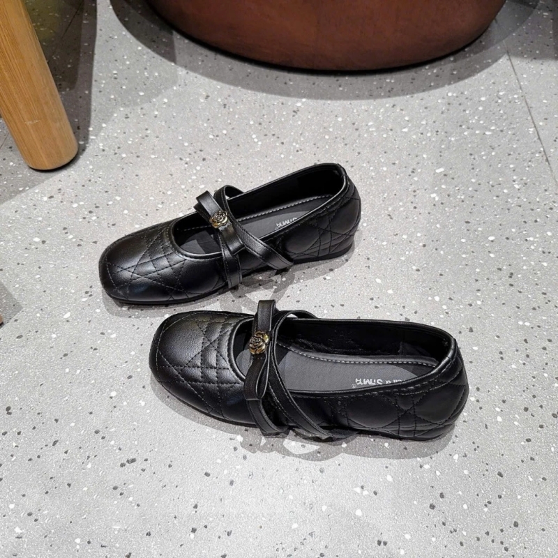 Kh&ocirc;ng c&ograve;n l&agrave; gi&agrave;y b&uacute;p b&ecirc; th&ocirc;ng thường, đ&acirc;y mới l&agrave; kiểu gi&agrave;y bệt "ch&acirc;n &aacute;i" đang được Jennie, Kendall Jenner diện suốt 4 m&ugrave;a- Ảnh 11.