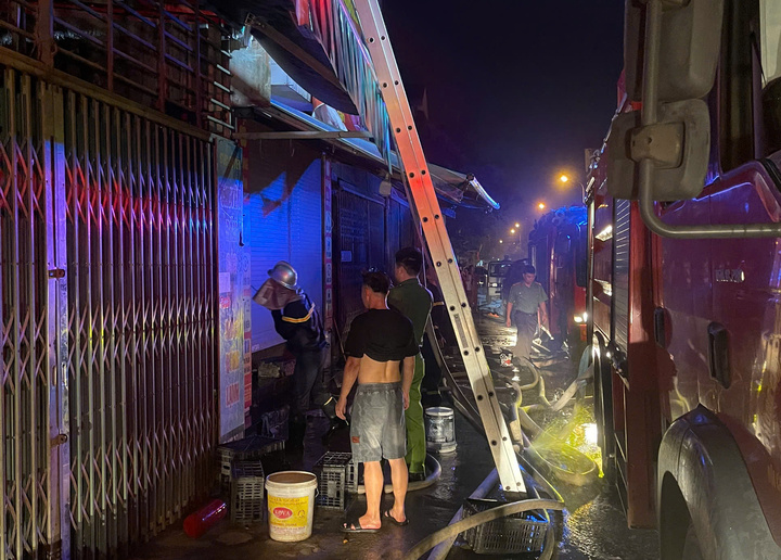 Cảnh s&aacute;t giải cứu 2 người mắc kẹt trong ng&ocirc;i nh&agrave; bị ch&aacute;y l&uacute;c rạng s&aacute;ng- Ảnh 1.