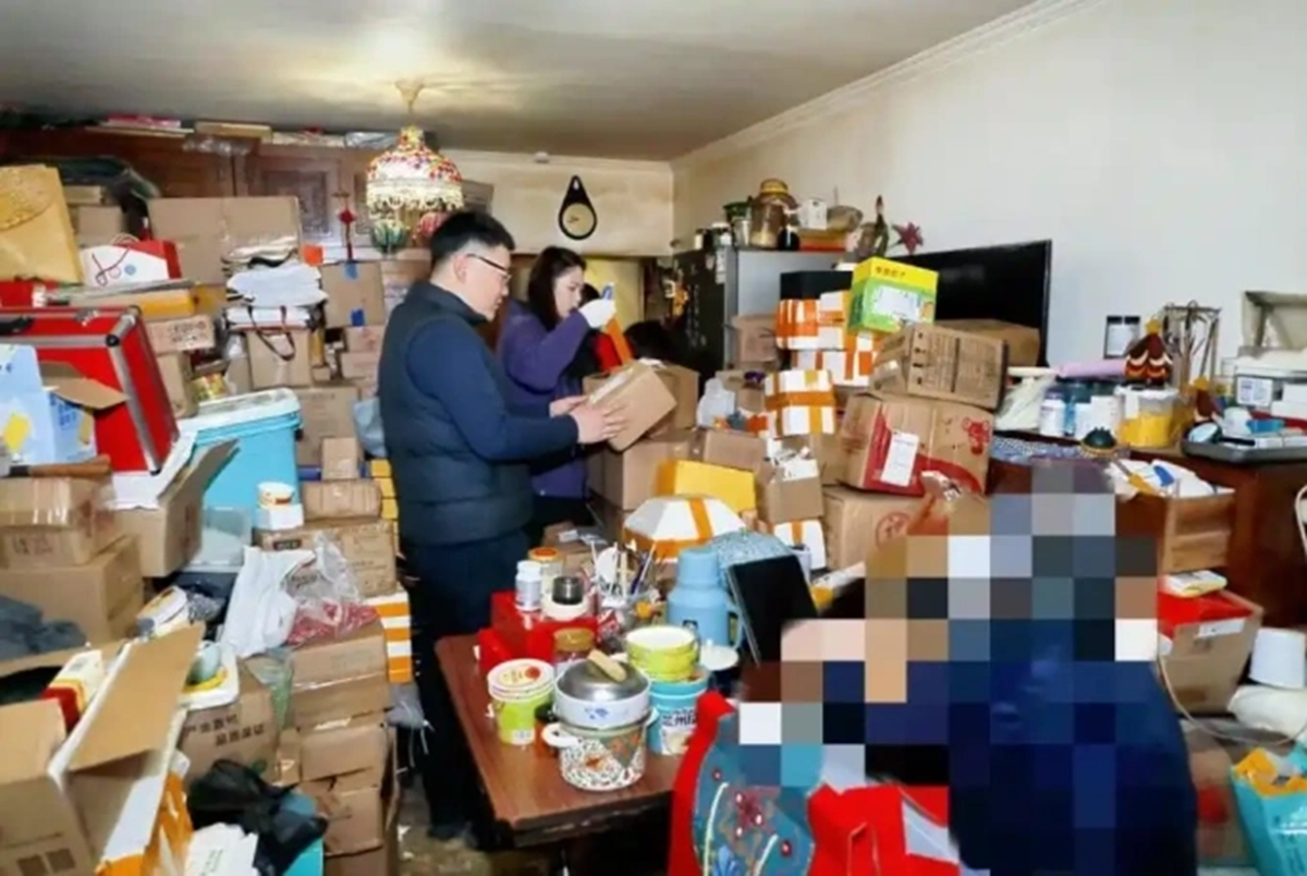 Cụ b&agrave; 80 tuổi &ldquo;nghiện&rdquo; mua sắm online, 30 người dọn suốt 12 giờ mới lộ s&agrave;n nh&agrave;- Ảnh 1.