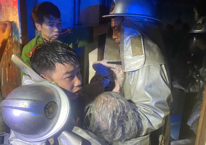 Cảnh s&aacute;t giải cứu 2 người mắc kẹt trong ng&ocirc;i nh&agrave; bị ch&aacute;y l&uacute;c rạng s&aacute;ng- Ảnh 2.